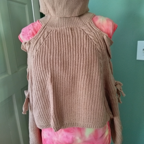 New Sz S/M cable knit turtle neck crop crisscross sleeves cold shoulder sweater - Picture 3 of 14